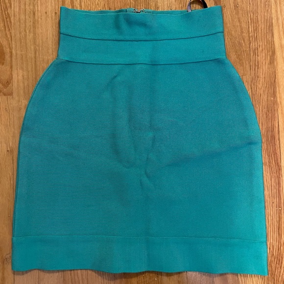 Herve leger bandage skirt in vibrant green - Picture 1 of 4